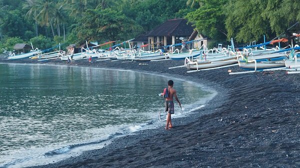 The black sand of Jemeluk Beach may not appeal to everyone but don't let that stop you visiting this amazing place.